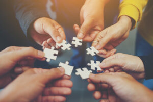 5 mains qui tiennent desparts de puzzle dans le cadre d'un team building entreprise