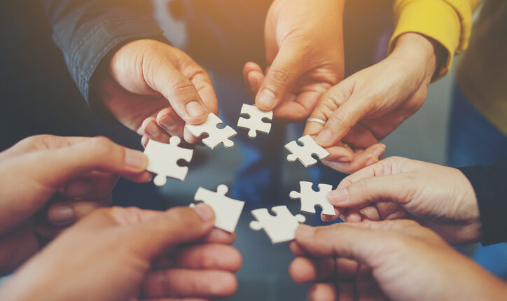 5 mains qui tiennent desparts de puzzle dans le cadre d'un team building entreprise