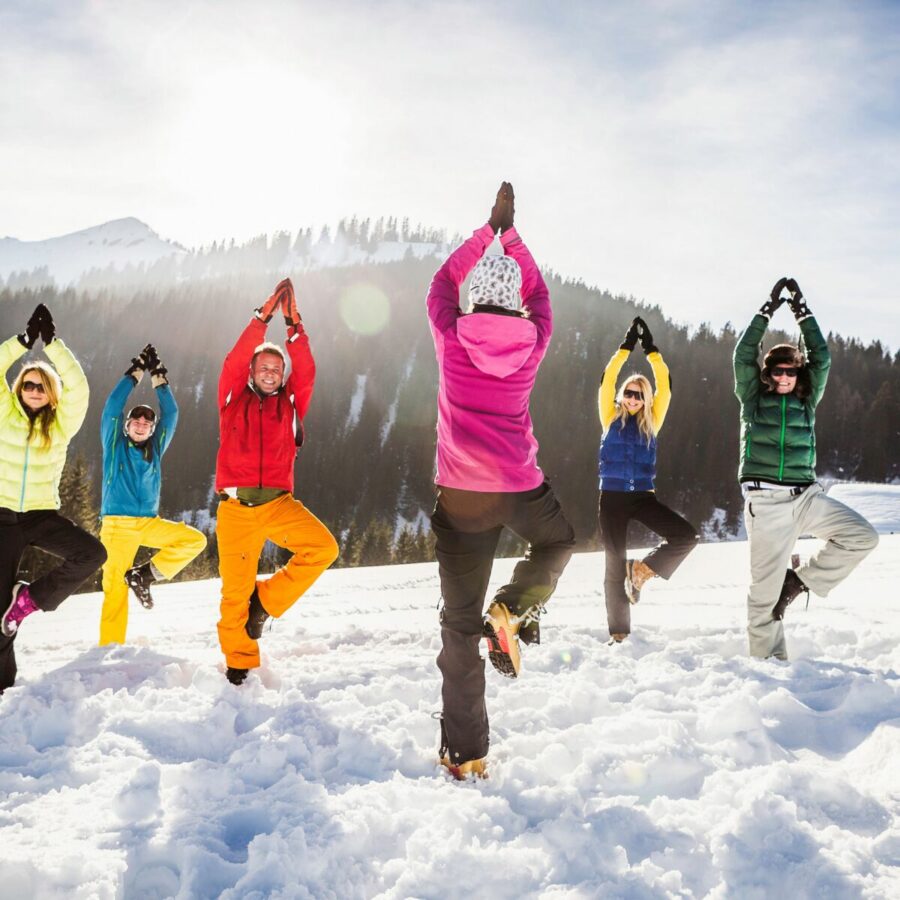 6 personnes pratiquant Yoga en hiver