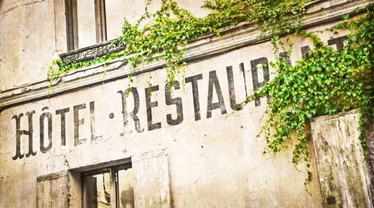 Façade d'un hôtel restaurant