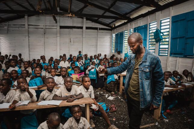 Professeur et ses élèves dans une salle de classe de fortune