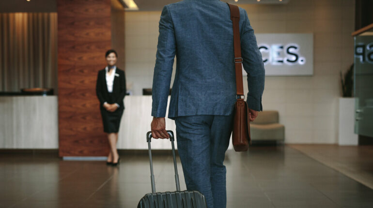 Homme qui arrive dans le lobby d'un hôtel