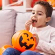 Enfant mangeant des bonbons d'Halloween