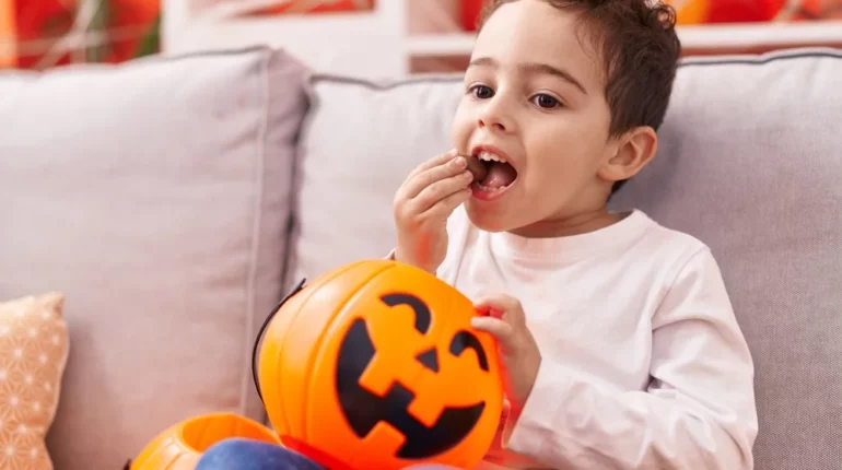 Enfant mangeant des bonbons d'Halloween