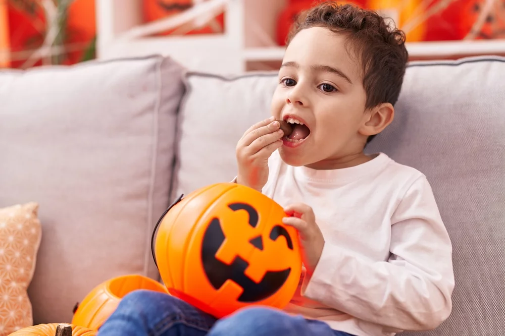 Enfant mangeant des bonbons d'Halloween