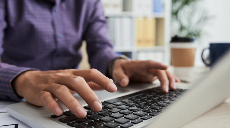 Personne en train de taper au clavier