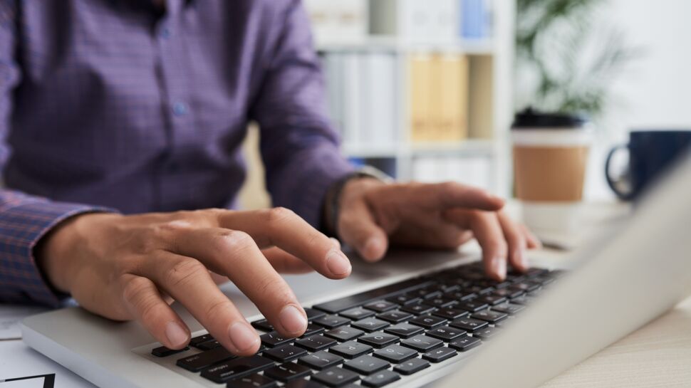 Personne en train de taper au clavier