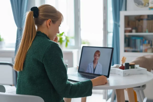 Femme faisant une téléconsultation