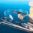 Dentier et outils de chirurgien dentiste