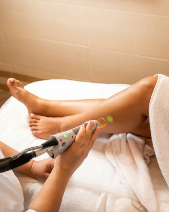 Épilation des jambes avec un appareil en institut.