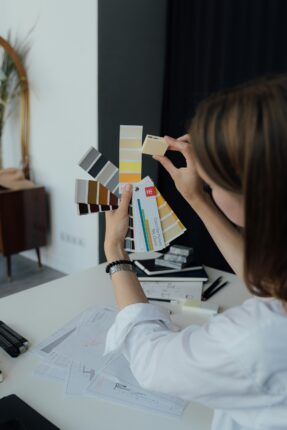Personne choisissant des couleurs pour la décoration intérieure avec des échantillons.