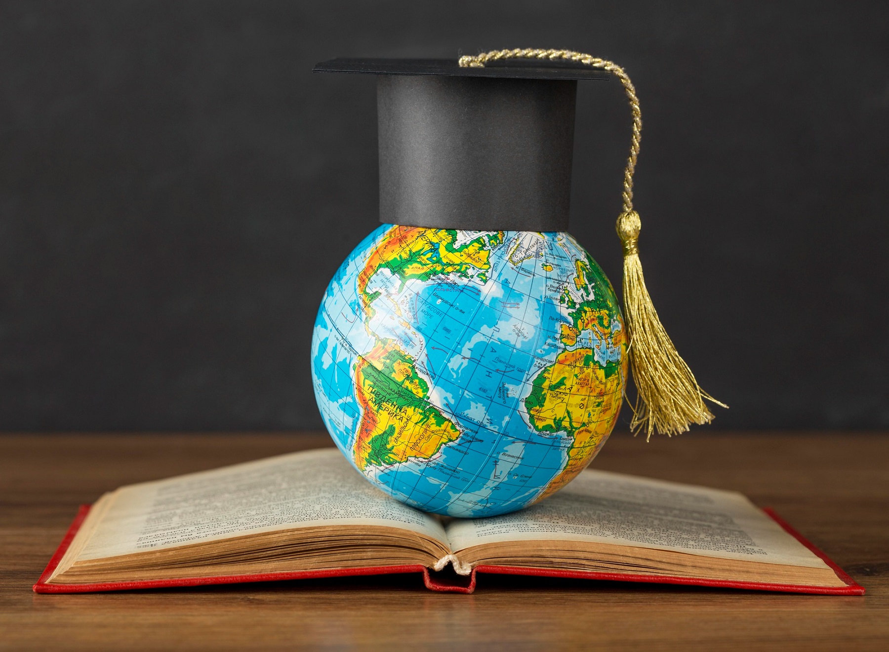 Plaque de graduation sur le globe terrestre