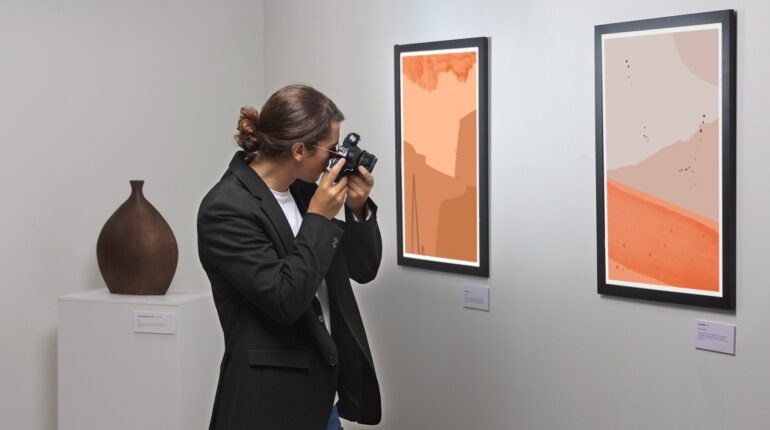 Photographe prenant une photo dans une galerie de photos