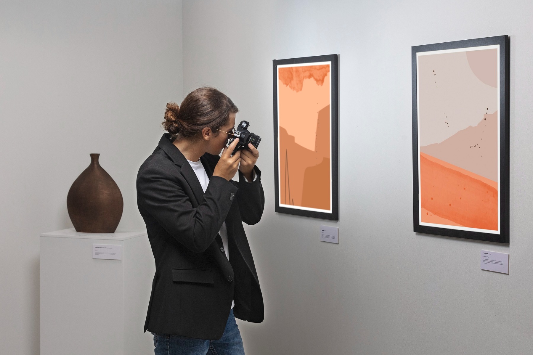 Photographe prenant une photo dans une galerie de photos
