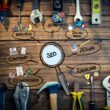Stratégie SEO avec contenu, analyse, design, médias sociaux, mots-clés, HTML et classement