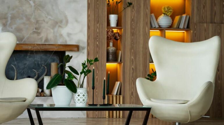 Design intérieur de la pièce avec fauteuil et plantes en pot