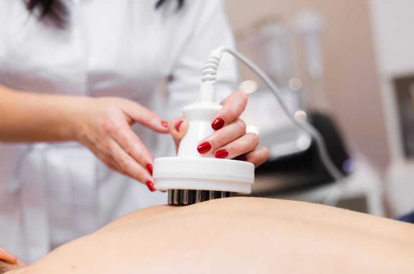  fille dans le salon spa reçoit un massage du dos