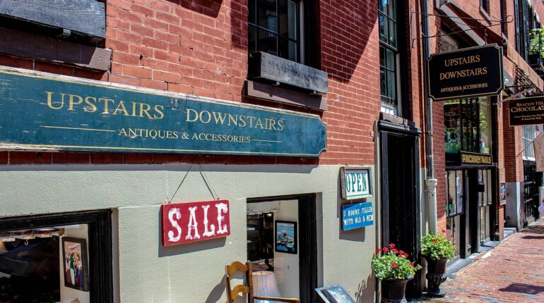 une boutique d'antiquités dans une rue pavée