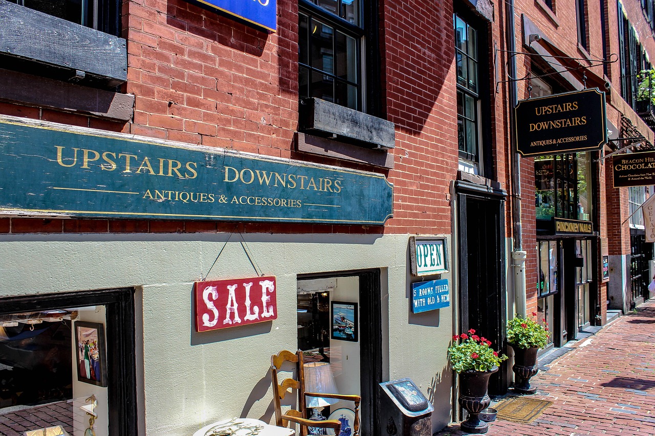 une boutique d'antiquités dans une rue pavée