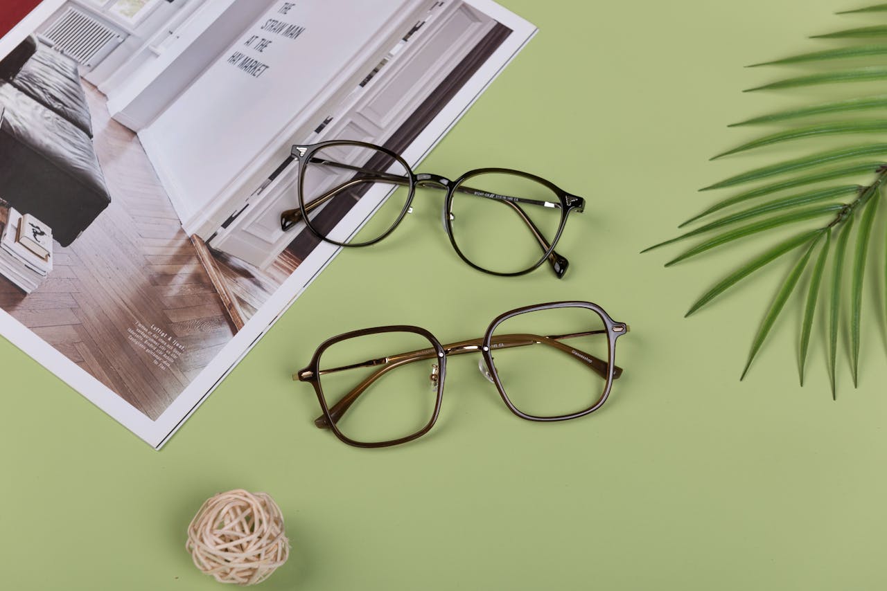 deux lunettes sur une table vert