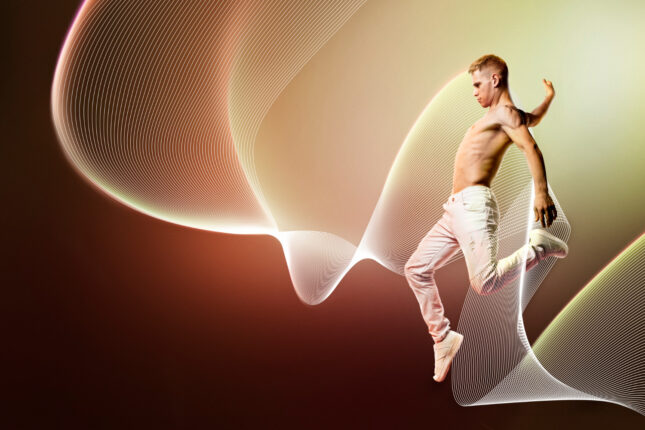 Danseur en plein saut entouré d'ondes numériques lumineuses.