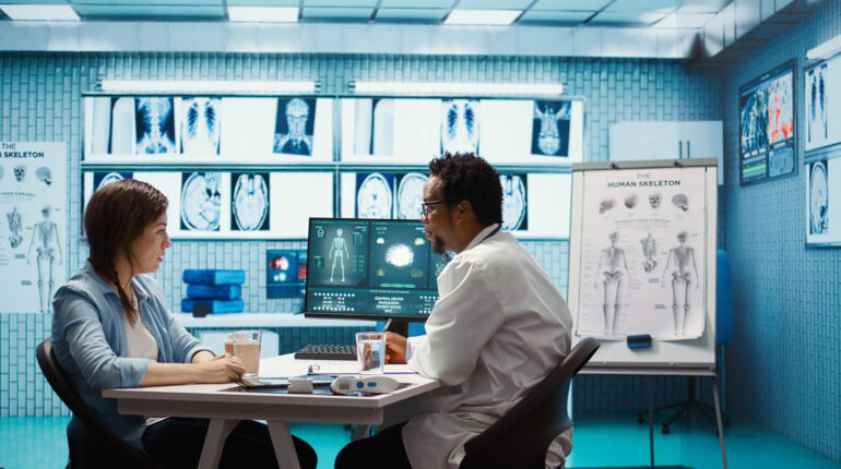 Médecin et patiente en centre de recherche biomédicale