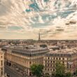Vue panoramique sur les toits de Paris et la Tour Eiffel