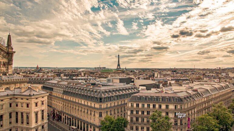 Vue panoramique sur les toits de Paris et la Tour Eiffel